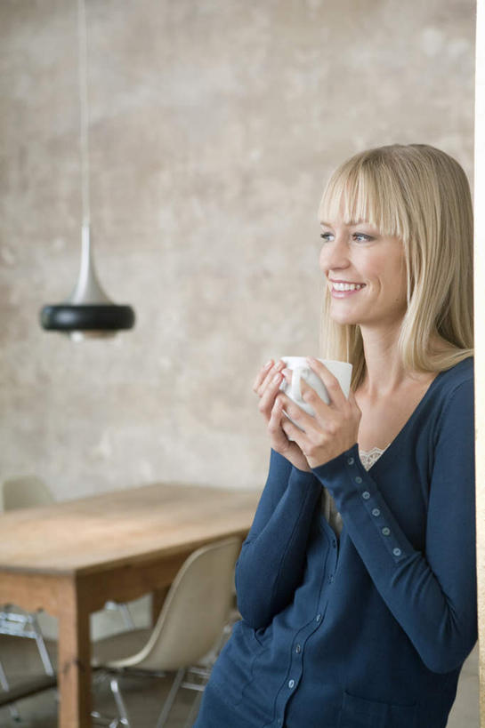 咖啡,西方人,一个人,站,笑,微笑,露齿笑,竖图,室内,白天,正面,幸福,桌面,桌子,杯子,椅子,照明,欧洲,欧洲人,仅一个女性,仅一个人,握,服装,木制,瓷器,木椅,墙,灯光,咖啡杯,陶瓷制品,拿,拿着,注视,休闲装,娱乐,吊灯,墙壁,墙面,灯,饮料,衣服,木制品,灯具,观察,看,靠,靠着,站着,仅一个中年女性,享受,休闲,温馨,休闲服,放松,乐趣,握着,服饰,观看,照亮,察看,提神,舒适,照明设备,关注,瓷杯,醒脑,软饮料,女人,女性,中年女性,白种人,站立,半身,彩图