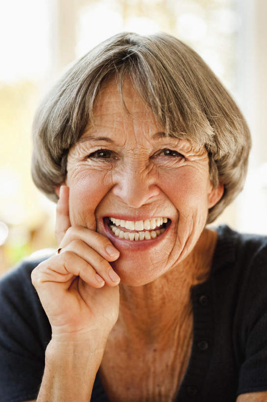 西方人,脸,头,脸颊,手,头发,一个人,笑,微笑,露齿笑,竖图,室内,特写,白天,正面,植物,窗户,落地窗,欧洲,欧洲人,仅一个女性,仅一个人,撑,服装,朦胧,模糊,托腮,注视,休闲装,肩膀,玻璃窗,树,树木,衣服,绿色,黑色,灰色,自然,观察,看,托,仅一个中年女性,休闲,手部,休闲服,服饰,生长,成长,观看,单手,察看,关注,托下巴,女人,女性,中年女性,白种人,头部,直发,脸部,脸蛋,面部,半身,彩图,短发