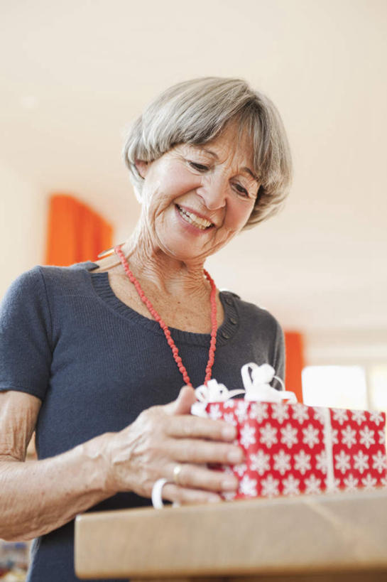 西方人,一个人,站,笑,微笑,露齿笑,竖图,室内,白天,桌面,桌子,礼盒,礼物,项链,欧洲,欧洲人,仅一个女性,仅一个人,握,阴影,服装,朦胧,模糊,光线,木制,丝绸,丝带,影子,纸盒,墙,缎带,拿,拿着,注视,休闲装,墙壁,墙面,绸带,盒子,装饰品,一个,衣服,白色,灰色,阳光,包装盒,木制品,饰品,首饰,礼品盒,低头,观察,看,站着,仅一个中年女性,休闲,休闲服,握着,服饰,礼品,单个,观看,察看,关注,垂头,女人,女性,中年女性,白种人,站立,半身,彩图