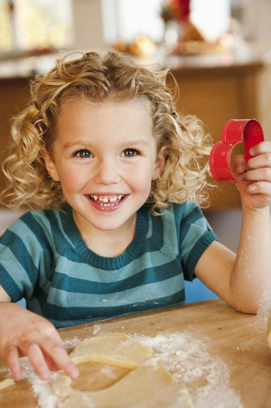 西方人,儿童,一个人,站,笑,微笑,露齿笑,竖图,室内,白天,正面,爱情,纯洁,厨房,桌面,桌子,欧洲,欧洲人,仅一个女性,仅一个人,撑,握,服装,爱心,朦胧,模糊,粉末,星星,面粉,浪漫,拿,粮食,拿着,注视,休闲装,小孩,衣服,观察,看,站着,仅一个小孩,休闲,温暖,温馨,心形,星形,休闲服,粉,恩爱,可爱,童年,童趣,搭,握着,服饰,模具,观看,农产品,和睦,察看,撑着,搭着,关注,五角形,童真,烂漫,无邪,原材料,粉状,天真,女孩,女人,女性,白种人,孩子,心型,五角星,站立,半身,彩图,灶间,厨房料理台,融洽,女生,料理台