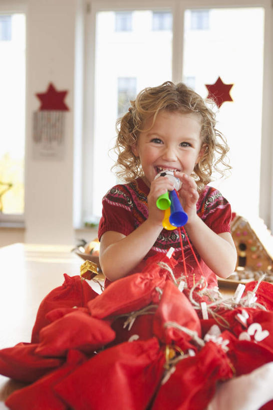 西方人,儿童,一个人,坐,笑,微笑,露齿笑,竖图,室内,白天,正面,纯洁,窗户,落地窗,袋子,礼物,欧洲,圣诞节,欧洲人,仅一个女性,仅一个人,一堆,许多,握,咬,堆叠,堆积,服装,节日,朦胧,模糊,庆祝,包装袋,瓷砖,地砖,纸袋,墙,地面,很多,拿,拿着,注视,休闲装,文化,玻璃窗,墙壁,墙面,小孩,衣服,红色,观察,看,仅一个小孩,庆典,休闲,休闲服,可爱,童年,童趣,握着,服饰,礼品,观看,纪念,堆,咬着,察看,关注,礼品袋,童真,烂漫,无邪,天真,女孩,女人,女性,白种人,孩子,坐着,彩图,全身,女生