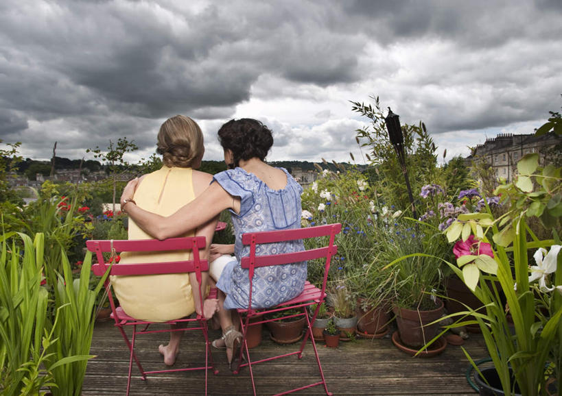 西方人,两个人,伙伴,朋友,家,坐,横图,室外,白天,友谊,草地,草坪,山,山脉,植物,桌面,桌子,椅子,欧洲,欧洲人,阴影,服装,盛开,光线,木制,影子,房屋,墙,屋子,山峰,云,云朵,山峦,花蕾,云彩,休闲装,楼房,墙壁,墙面,住宅,草,花,花瓣,花朵,鲜花,树,树木,背面,衣服,蓝色,绿色,白云,蓝天,天空,阳光,自然,木制品,群山,天,花苞,花蕊,靠,靠着,休闲,休闲服,搭,服饰,生长,晴朗,成长,搭着,友情,女人,女性,中年女性,白种人,晴空,坐着,彩图,全身,房子