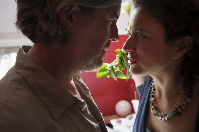 西方人,中年人,脸,头,脸颊,两个人,家庭,夫妻,站,横图,室内,特写,白天,侧面,爱情,植物,项链,欧洲,欧洲人,服装,朦胧,模糊,盆栽,墙,盆景,浪漫,注视,休闲装,肩膀,相视,墙壁,墙面,装饰品,衣服,绿色,自然,饰品,首饰,低头,观察,看,站着,休闲,温暖,温馨,一家人,面对面,休闲服,恩爱,恋人,服饰,生长,成长,观看,对视,和睦,察看,互视,关注,相对,相看,垂头,男人,男性,女人,女性,中年男性,中年女性,白种人,头部,脸部,脸蛋,面部,夫妇,情侣,站立,半身,彩图,伴侣,融洽