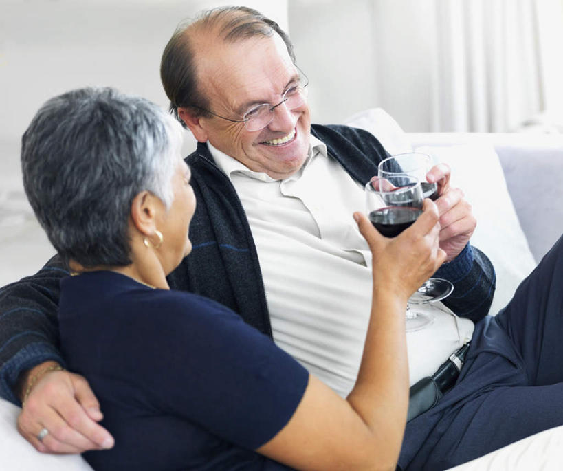 葡萄酒,西方人,中年人,两个人,家庭,夫妻,客厅,坐,笑,微笑,露齿笑,横图,室内,白天,正面,爱情,窗帘,沙发,杯子,欧洲,欧洲人,握,服装,庆祝,装饰,高脚杯,眼镜,墙,红酒杯,酒类,浪漫,拿,拿着,注视,休闲装,墙壁,墙面,玻璃制品,酒,饮料,衣服,帘子,酒杯,干杯,观察,看,碰杯,休闲,温暖,温馨,一家人,休闲服,遮阳,恩爱,交际,友好,握着,恋人,服饰,观看,老花镜,华丽,修饰,庆贺,点缀,和睦,察看,起居室,葡萄酒杯,关注,礼仪,敬酒,布艺沙发,劝酒,衬托,美观,雅致,雅观,客堂,远视眼镜,男人,男性,女人,女性,中年男性,中年女性,白种人,夫妇,情侣,玻璃杯,坐着,半身,彩图,伴侣,融洽