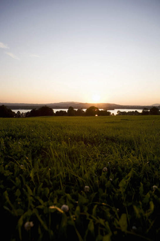 无人,竖图,室外,白天,正面,旅游,度假,草地,草坪,美景,日落,植物,德国,欧洲,景观,晚霞,霞光,落日,娱乐,草,蓝色,绿色,蓝天,天空,自然,黄昏,天,享受,休闲,景色,彩霞,放松,晴朗,西欧,自然风光,万里无云,德意志联邦共和国,巴伐利亚,巴伐利亚州,拜恩州,拜恩自由州,夕照,晴空,晴空万里,夕阳,彩图,斜阳