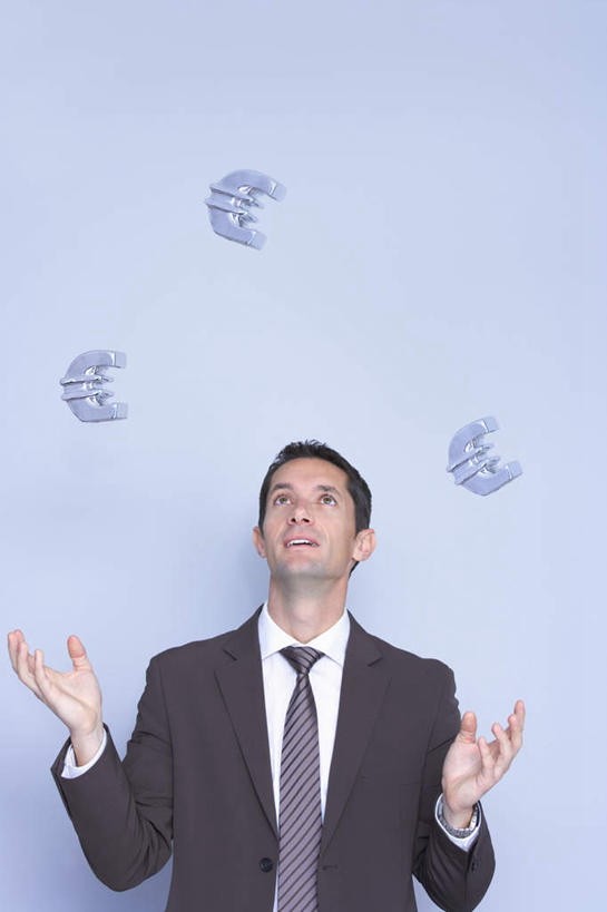 西方人,一个人,商务人士,商务男性,站,竖图,室内,白天,正面,衬衫,钱,欧洲,欧洲人,仅一个男性,仅一个人,仅一个中年男性,蓝色背景,套装,符号,钱币,领带,欧元,注视,观察,看,站着,钞票,金融,纸币,摄影,影棚,经济,观看,察看,象征,庄重,关注,商务装,身份,流通,纸钞,贸易,工薪阶层,正式,地位,货币,现金,男人,男性,中年男性,白种人,白领,上班族,抛,扔,抬头,仰头,站立,半身,彩图,影棚拍摄,衬衣,拍摄