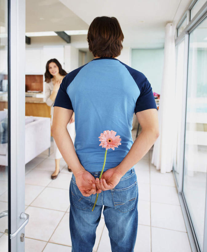 西方人,中年人,背部,两个人,家庭,夫妻,站,笑,微笑,露齿笑,竖图,室内,白天,正面,爱情,窗户,床,落地窗,卧室,欧洲,欧洲人,握,服装,朦胧,模糊,盛开,墙,双人床,床单,浪漫,拿,花蕾,拿着,注视,休闲装,被子,玻璃窗,墙壁,墙面,花,花瓣,花朵,鲜花,衣服,粉色,白色,花苞,花蕊,观察,看,站着,休闲,温暖,温馨,一家人,休闲服,恩爱,握着,恋人,服饰,观看,和睦,察看,被单,关注,背手,男人,男性,女人,女性,中年男性,中年女性,白种人,夫妇,情侣,站立,半身,彩图,睡房,卧房,伴侣,融洽