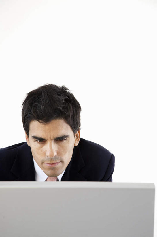 西方人,一个人,商务人士,商务男性,坐,竖图,室内,白天,白色背景,正面,衬衫,电脑,笔记本电脑,欧洲,欧洲人,仅一个男性,仅一个人,仅一个中年男性,套装,网络,领带,注视,通讯设备,观察,看,摄影,影棚,观看,察看,无线,象征,庄重,关注,通信设备,商务装,身份,无线网络,无线上网,便携式电脑,工薪阶层,正式,地位,手提电脑,男人,男性,中年男性,白种人,白领,上班族,坐着,半身,彩图,影棚拍摄,衬衣,拍摄