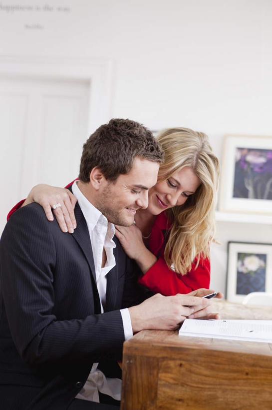 西方人,两个人,家庭,夫妻,站,坐,笑,打电话,微笑,露齿笑,竖图,室内,白天,正面,西装,爱情,绘画,桌面,桌子,电话,手机,欧洲,欧洲人,握,套装,正装,艺术,装饰,木制,墙,浪漫,拿,拿着,注视,职业装,文化,通讯设备,壁画,墙壁,墙面,木制品,观察,看,靠,靠着,站着,温暖,温馨,一家人,恩爱,握着,恋人,观看,华丽,修饰,点缀,和睦,察看,关注,挂画,衬托,美观,雅致,雅观,交流,男人,男性,年轻男性,年轻女性,女人,女性,白种人,年轻人,夫妇,情侣,沟通,画画,通话,站立,坐着,半身,彩图,伴侣,融洽