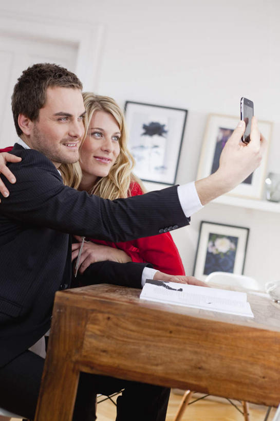 西方人,两个人,家庭,夫妻,站,坐,笑,打电话,微笑,露齿笑,竖图,室内,白天,正面,西装,爱情,绘画,桌面,桌子,电话,手机,欧洲,欧洲人,握,套装,正装,艺术,装饰,木制,墙,浪漫,拿,拿着,注视,职业装,文化,通讯设备,壁画,墙壁,墙面,木制品,观察,看,靠,靠着,站着,温暖,温馨,一家人,恩爱,握着,恋人,观看,华丽,修饰,点缀,和睦,察看,关注,挂画,衬托,美观,雅致,雅观,交流,男人,男性,年轻男性,年轻女性,女人,女性,白种人,年轻人,夫妇,情侣,沟通,画画,通话,站立,坐着,半身,彩图,伴侣,融洽