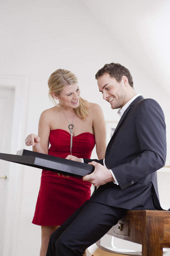 西方人,两个人,家庭,夫妻,站,坐,笑,说,微笑,露齿笑,竖图,室内,白天,正面,晚礼服,西装,爱情,讨论,绘画,欧洲,欧洲人,握,套装,正装,艺术,装饰,墙,浪漫,拿,拿着,注视,职业装,文化,壁画,墙壁,墙面,观察,看,站着,温暖,温馨,一家人,恩爱,握着,恋人,观看,华丽,修饰,点缀,和睦,察看,关注,挂画,衬托,美观,雅致,雅观,交流,男人,男性,年轻男性,年轻女性,女人,女性,白种人,年轻人,夫妇,情侣,沟通,画画,讲话,交谈,商讨,说话,谈话,站立,坐着,半身,彩图,晚宴服,舞会服,洋服,洋装,夜礼服,伴侣,融洽