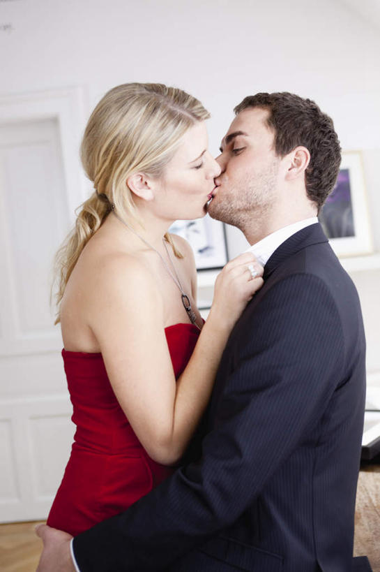 西方人,两个人,家庭,夫妻,站,抱,吻,竖图,室内,白天,侧面,晚礼服,西装,爱情,绘画,门,欧洲,欧洲人,套装,正装,艺术,装饰,墙,浪漫,职业装,文化,壁画,墙壁,墙面,门框,站着,温暖,温馨,一家人,恩爱,恋人,抱着,华丽,修饰,点缀,和睦,搂着,挂画,衬托,美观,雅致,雅观,男人,男性,年轻男性,年轻女性,女人,女性,白种人,年轻人,夫妇,情侣,画画,接吻,搂,搂抱,亲,亲吻,亲嘴,站立,半身,彩图,晚宴服,舞会服,洋服,洋装,夜礼服,伴侣,融洽