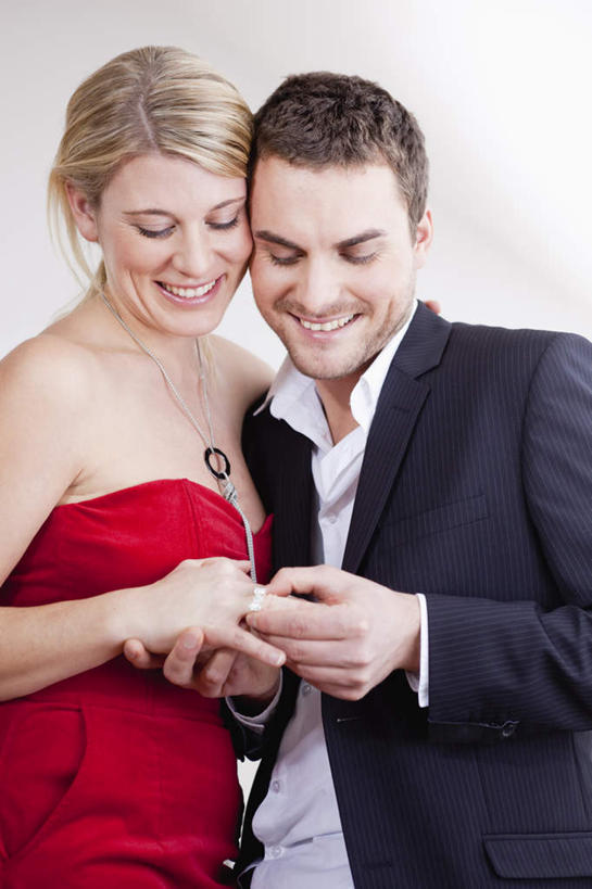 西方人,两个人,家庭,夫妻,站,笑,微笑,露齿笑,竖图,室内,白天,正面,晚礼服,西装,爱情,项链,欧洲,欧洲人,握,套装,正装,浪漫,拿,拿着,注视,职业装,装饰品,戒指,饰品,首饰,观察,看,站着,温暖,温馨,一家人,恩爱,握着,恋人,观看,信物,和睦,察看,权利,关注,手饰,男人,男性,年轻男性,年轻女性,女人,女性,白种人,年轻人,夫妇,情侣,站立,半身,彩图,晚宴服,舞会服,洋服,洋装,夜礼服,伴侣,融洽