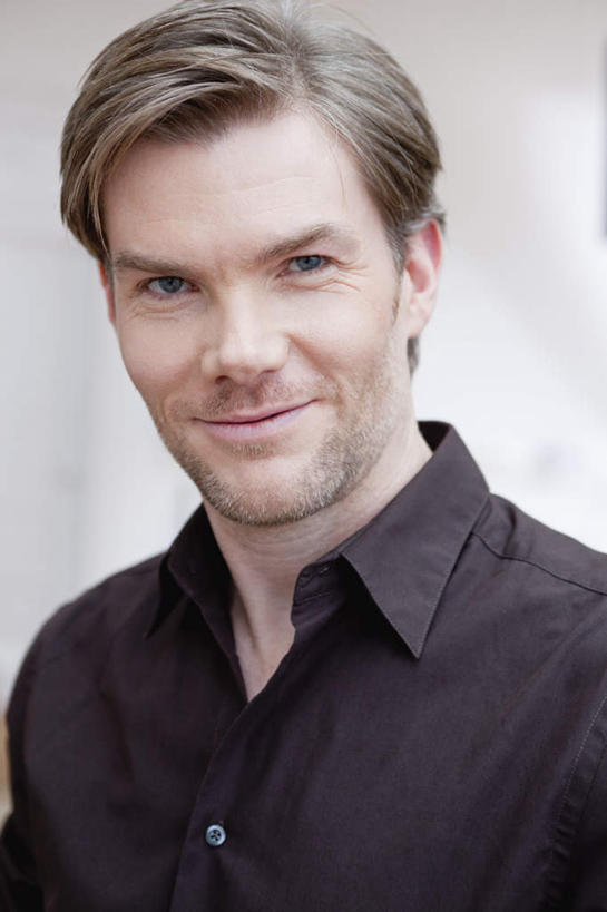 西方人,脸,头,脸颊,胸,一个人,笑,微笑,竖图,室内,特写,白天,正面,衬衫,欧洲,欧洲人,仅一个男性,仅一个人,仅一个中年男性,朦胧,模糊,墙,注视,肩膀,墙壁,墙面,观察,看,金色,观看,察看,关注,男人,男性,中年男性,白种人,头部,胸部,直发,脸部,脸蛋,面部,半身,彩图,衬衣,短发