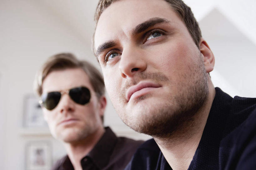 西方人,脸,头,脸颊,两个人,伙伴,朋友,横图,室内,特写,白天,仰视,绘画,友谊,欧洲,欧洲人,服装,朦胧,模糊,艺术,装饰,墨镜,眼镜,墙,注视,休闲装,文化,壁画,墙壁,墙面,衣服,太阳镜,太阳眼镜,观察,看,休闲,休闲服,遮阳镜,服饰,观看,华丽,修饰,点缀,察看,关注,衬托,美观,雅致,雅观,友情,男人,男性,年轻男性,中年男性,白种人,头部,脸部,脸蛋,面部,画画,半身,彩图,低角度拍摄