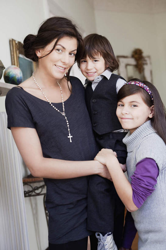 西方人,儿童,中年人,三个人,家庭,母亲,女儿,儿子,站,抱,笑,微笑,露齿笑,竖图,照片,室内,白天,正面,纯洁,项链,相框,欧洲,欧洲人,握,服装,装饰,头饰,墙,扭头,注视,休闲装,墙壁,墙面,装饰品,一个,小孩,衣服,发箍,发饰,饰品,首饰,观察,看,靠,靠着,站着,转头,休闲,温暖,温馨,母女,母子,一家人,休闲服,可爱,母爱,童年,童趣,握着,摄影,服饰,单个,头箍,抱着,观看,华丽,修饰,点缀,和睦,察看,搂着,关注,发卡,童真,烂漫,无邪,配饰,衬托,美观,雅致,雅观,天真,男孩,男人,男性,女孩,女人,女性,中年女性,白种人,孩子,相片,搂,搂抱,站立,半身,彩图,拍摄,照相,融洽,男生,女生