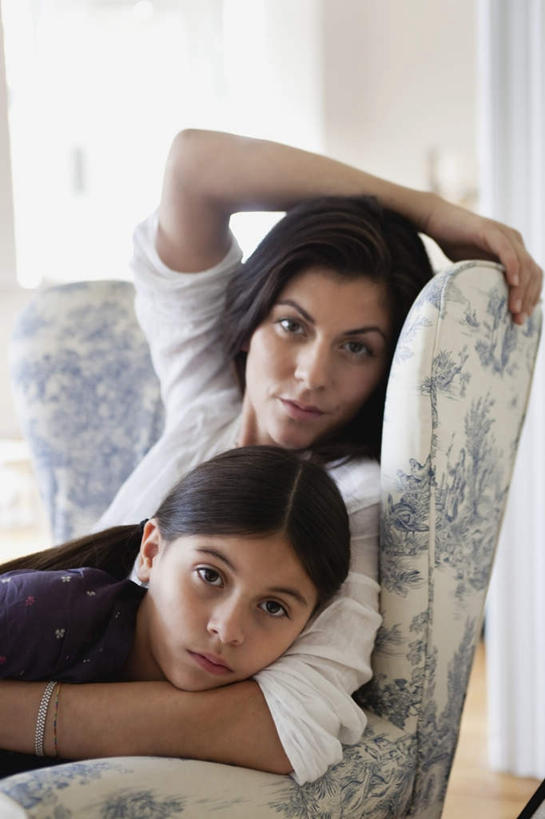 西方人,儿童,中年人,两个人,家庭,母亲,女儿,客厅,坐,举,笑,微笑,竖图,室内,白天,正面,纯洁,靠垫,沙发,欧洲,欧洲人,一条,服装,朦胧,模糊,墙,靠枕,扭头,注视,休闲装,墙壁,墙面,装饰品,小孩,衣服,饰品,手链,首饰,垫子,枕头,观察,看,靠,靠着,趴着,托,转头,休闲,温暖,温馨,母女,一家人,休闲服,可爱,母爱,童年,童趣,搭,服饰,手镯,观看,和睦,察看,起居室,搭着,关注,镯子,布艺沙发,童真,烂漫,无邪,客堂,天真,女孩,女人,女性,中年女性,白种人,孩子,举起,举手,举着,趴,向上举,向上伸,向上托,坐着,半身,彩图,融洽,女生