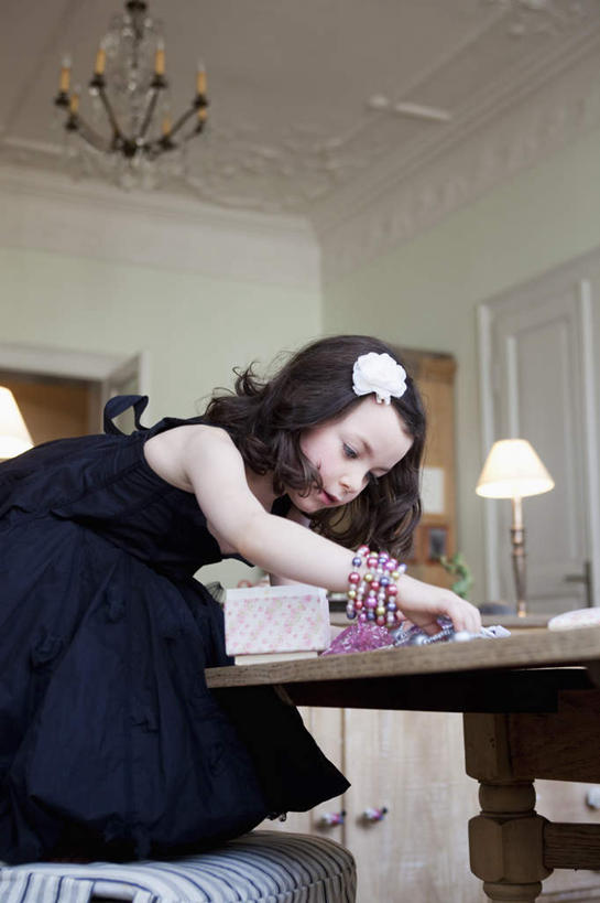 西方人,儿童,一个人,站,竖图,室内,白天,仰视,裙子,纯洁,门,台灯,天花板,桌面,桌子,项链,椅子,照明,欧洲,欧洲人,仅一个女性,仅一个人,弯腰,握,连衣裙,朦胧,模糊,木制,墙,灯光,拿,拿着,注视,首饰盒,吊灯,墙壁,墙面,灯,盒子,装饰品,一个,小孩,木制品,容器,饰品,首饰,灯具,门框,观察,看,站着,仅一个小孩,可爱,童年,童趣,握着,单个,观看,储藏,照亮,察看,照明设备,储存,关注,童真,烂漫,无邪,弯身,天真,女孩,女人,女性,白种人,孩子,站立,半身,彩图,低角度拍摄,贮存,女生