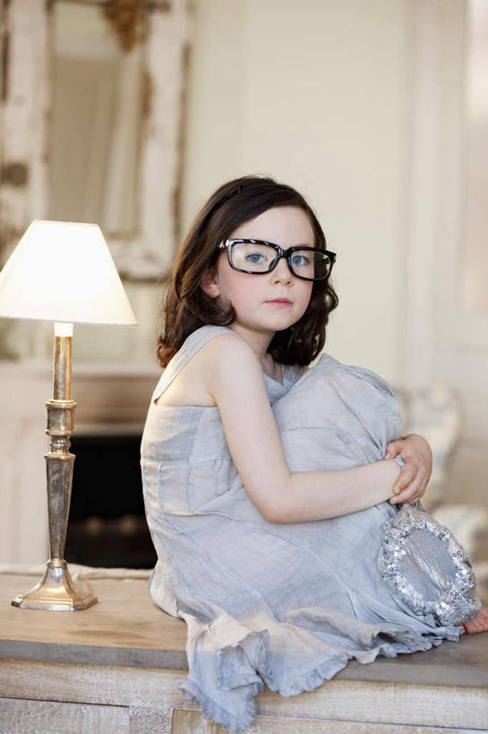 西方人,儿童,一个人,坐,笑,微笑,竖图,室内,白天,侧面,化妆,美容,纯洁,镜子,台灯,桌面,桌子,照明,欧洲,欧洲人,仅一个女性,仅一个人,一副,一面,握,服装,朦胧,模糊,反射,木制,眼镜,墙,灯光,扭头,注视,休闲装,墙壁,墙面,灯,一个,小孩,衣服,化妆镜,木制品,灯具,观察,看,转头,仅一个小孩,休闲,休闲服,可爱,童年,童趣,抬脚,握着,服饰,单个,观看,照亮,镜像,察看,镜面,照明设备,关注,近视眼镜,童真,烂漫,无邪,光学,天真,女孩,女人,女性,白种人,孩子,坐着,彩图,全身,女生