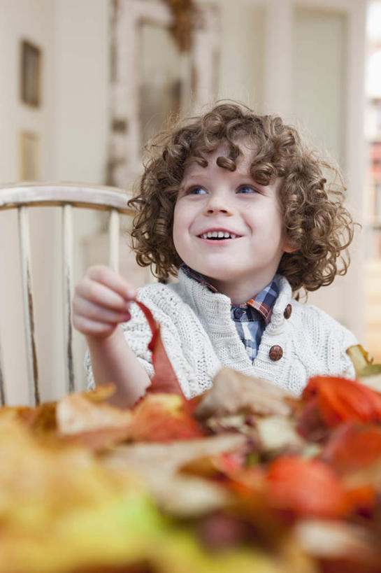 西方人,儿童,一个人,坐,笑,微笑,竖图,室内,白天,正面,纯洁,门,桌面,桌子,叶子,椅子,欧洲,欧洲人,仅一个男性,仅一个人,一堆,许多,握,堆叠,堆积,服装,朦胧,模糊,木制,墙,枯叶,落叶,很多,拿,拿着,注视,休闲装,墙壁,墙面,小孩,衣服,灰色,木制品,门框,观察,看,仅一个小孩,休闲,休闲服,可爱,童年,童趣,握着,服饰,观看,堆,察看,关注,童真,烂漫,无邪,昂首,天真,男孩,男人,男性,白种人,孩子,叶,叶片,抬头,仰头,坐着,半身,彩图,男生