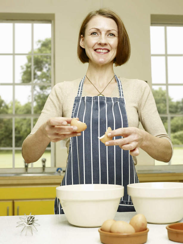 西方人,一个人,站,笑,微笑,露齿笑,竖图,室内,白天,正面,植物,厨房,窗户,桌面,桌子,金属制品,欧洲,欧洲人,仅一个女性,仅一个人,一把,一条,握,服装,破碎,金属,工具,围裙,陶瓷,墙,蛋,鸡蛋,案板,刀具,陶瓷制品,拿,拿着,注视,休闲装,玻璃窗,墙壁,墙面,砧板,树,树木,衣服,绿色,自然,容器,碗,刀,观察,看,站着,仅一个中年女性,休闲,休闲服,握着,服饰,生长,成长,观看,储藏,察看,破裂,储存,关注,菜刀,摧毁,卵,切菜刀,女人,女性,中年女性,白种人,站立,半身,彩图,灶间,厨房料理台,贮存,料理台