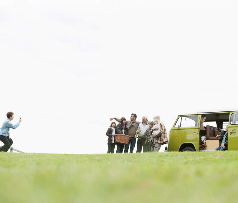 西方人,儿童,中年人,老年人,夫妻,母亲,父亲,女儿,祖母,祖父,三代同堂,站,跑,横图,室外,白天,仰视,爱情,纯洁,草地,草坪,植物,帽子,欧洲,欧洲人,一辆,握,阴影,服装,朦胧,模糊,光线,影子,地平线,辽阔,地面,许多人,浪漫,拿,拿着,注视,休闲装,祖孙三代,车,草,小孩,衣服,绿色,天空,阳光,交通工具,天,观察,看,站着,一群人,休闲,广阔,温暖,温馨,父女,母女,休闲服,恩爱,父爱,可爱,母爱,童年,童趣,握着,恋人,服饰,晴朗,奶奶,爷爷,观看,祖孙,一望无际,和睦,察看,关注,载具,延伸,露营,野营,童真,烂漫,无邪,房车,外婆,外孙女,外祖母,外公,外祖父,外孙,万里无云,宿营,天地相交,外孙子,无边帽,无边无际,一马平川,露营车,天真,老年男性,老年女性,男孩,男人,男性,女孩,女人,女性,中年男性,中年女性,白种人,孩子,夫妇,情侣,全家福,孙女,孙子,晴空,晴空万里,跑步,站立,半身,彩图,低角度拍摄,伴侣,融洽,男生,女生,爸爸,多代同堂,妈妈