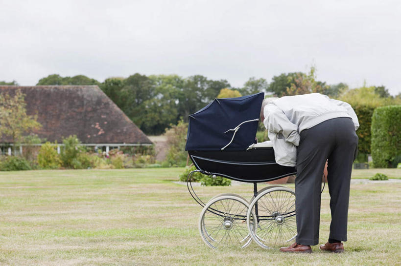 西方人,一个人,家,站,横图,室外,白天,草地,草坪,植物,欧洲,欧洲人,仅一个男性,仅一个人,一辆,弯腰,阴影,服装,光线,影子,房屋,屋子,注视,休闲装,楼房,住宅,车,婴儿车,草,树,树木,背面,衣服,绿色,天空,阳光,自然,天,观察,看,站着,仅一个老年男性,休闲,休闲服,服饰,生长,晴朗,成长,观看,察看,关注,载具,手插袋,单手插袋,万里无云,单手抄兜,单手放兜,弯身,宝宝车,婴儿手推车,婴儿推车,老年男性,男人,男性,白种人,晴空,晴空万里,插兜,手插兜,手放口袋,站立,彩图,全身,房子,手抄兜