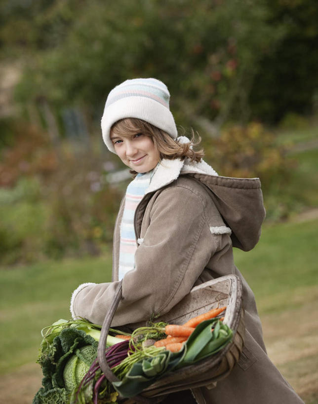 西方人,儿童,一个人,站,笑,交叉,微笑,露齿笑,竖图,室外,白天,正面,纯洁,草地,草坪,植物,竹子,萝卜,胡萝卜,蔬菜,帽子,欧洲,欧洲人,仅一个女性,仅一个人,一堆,许多,握,阴影,堆叠,堆积,竹制,服装,朦胧,模糊,新鲜,装饰,编织,光线,篮子,影子,食品,很多,拿,拿着,扭头,注视,休闲装,草,树,树木,食物,一个,小孩,衣服,绿色,白色,阳光,自然,围巾,竹篮,观察,看,站着,转头,仅一个小孩,休闲,温暖,休闲服,连帽衫,可爱,童年,童趣,握着,服饰,有机食品,绿色食品,生长,单个,成长,围脖,观看,竹条,堆,保暖,华丽,交织,点缀,察看,竹制品,御寒,关注,帽衫,童真,烂漫,无邪,无边帽,衬托,美观,雅致,雅观,一顶,穿插,天真,女孩,女人,女性,白种人,孩子,红萝卜,甘荀,站立,半身,彩图,女生