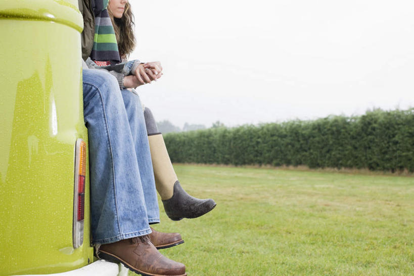 西方人,两个人,坐,横图,室外,白天,正面,爱情,草地,草坪,植物,欧洲,欧洲人,一辆,阴影,服装,裤子,装饰,光线,影子,浪漫,注视,牛仔裤,休闲装,车,草,树,树木,衣服,绿色,天空,阳光,自然,围巾,交通工具,天,观察,看,休闲,温暖,温馨,休闲服,恩爱,搭,恋人,服饰,生长,晴朗,成长,围脖,观看,保暖,华丽,点缀,和睦,察看,御寒,搭着,关注,载具,露营,野营,房车,万里无云,宿营,衬托,美观,雅致,雅观,露营车,男人,男性,年轻男性,年轻女性,女人,女性,白种人,情侣,晴空,晴空万里,坐着,半身,彩图,伴侣,融洽