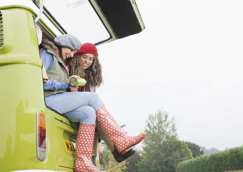 西方人,两个人,伙伴,朋友,坐,横图,室外,白天,仰视,友谊,植物,帽子,鞋子,欧洲,欧洲人,两顶,一辆,握,阴影,服装,裤子,光线,影子,雨鞋,雨靴,拿,拿着,注视,牛仔裤,休闲装,靴子,车,玻璃制品,树,树木,一个,衣服,绿色,天空,阳光,自然,玻璃瓶,瓶子,交通工具,天,低头,观察,看,靠,靠着,休闲,休闲服,握着,服饰,生长,晴朗,单个,成长,观看,察看,关注,载具,下降,胶鞋,露营,降落,野营,房车,万里无云,宿营,无边帽,垂头,降低,下跌,下落,露营车,友情,年轻女性,女人,女性,白种人,晴空,晴空万里,坐着,半身,彩图,低角度拍摄