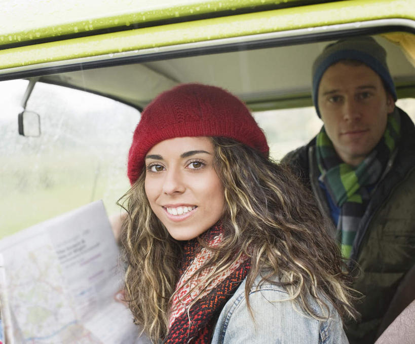 西方人,两个人,坐,笑,微笑,露齿笑,横图,室外,白天,正面,爱情,草地,草坪,植物,窗户,道路,地图,帽子,欧洲,欧洲人,一辆,握,服装,朦胧,模糊,装饰,信息,交通,浪漫,拿,拿着,扭头,注视,休闲装,方向,玻璃窗,车,草,树,树木,衣服,绿色,自然,车窗,围巾,交通工具,观察,看,转头,休闲,温暖,温馨,休闲服,恩爱,搭,握着,恋人,服饰,生长,成长,围脖,观看,引导,指引,保暖,华丽,点缀,和睦,察看,御寒,搭着,关注,载具,露营,野营,房车,宿营,无边帽,衬托,美观,雅致,雅观,露营车,男人,男性,年轻男性,年轻女性,女人,女性,白种人,情侣,坐着,半身,彩图,伴侣,融洽,导航