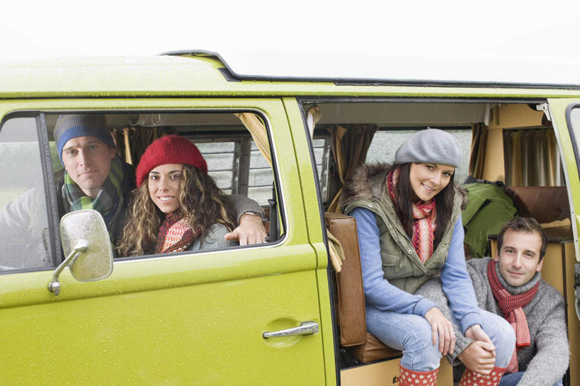 西方人,四个人,伙伴,朋友,坐,握手,笑,微笑,露齿笑,横图,室外,白天,正面,爱情,友谊,窗户,门,帽子,鞋子,欧洲,欧洲人,一辆,阴影,服装,朦胧,模糊,装饰,光线,影子,雨鞋,雨靴,浪漫,二郎腿,扭头,注视,休闲装,靴子,玻璃窗,车,衣服,天空,阳光,车窗,围巾,门框,交通工具,天,观察,看,转头,休闲,温暖,温馨,休闲服,恩爱,搭,恋人,服饰,晴朗,围脖,观看,保暖,华丽,点缀,和睦,察看,御寒,搭着,关注,载具,胶鞋,露营,野营,房车,万里无云,宿营,无边帽,衬托,美观,雅致,雅观,露营车,友情,男人,男性,年轻男性,年轻女性,女人,女性,中年男性,白种人,情侣,晴空,晴空万里,搀手,拉手,手搀手,手拉手,手牵手,手握手,坐着,半身,彩图,伴侣,融洽