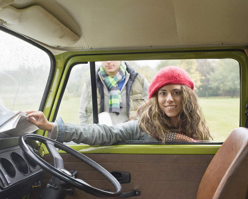 西方人,两个人,站,笑,微笑,露齿笑,横图,室外,白天,正面,爱情,机器,仪器,草地,草坪,植物,窗户,帽子,椅子,欧洲,欧洲人,一辆,握,服装,朦胧,模糊,装饰,浪漫,拿,拿着,注视,休闲装,设备,玻璃窗,车,草,树,树木,一个,衣服,红色,绿色,自然,车窗,方向盘,围巾,交通工具,观察,驾驶,看,行驶,站着,休闲,温暖,温馨,休闲服,恩爱,握着,恋人,服饰,生长,单个,成长,围脖,观看,保暖,华丽,点缀,和睦,控制,察看,御寒,关注,载具,露营,野营,房车,宿营,无边帽,衬托,美观,雅致,雅观,一顶,露营车,男人,男性,年轻男性,年轻女性,女人,女性,白种人,情侣,站立,半身,彩图,伴侣,融洽