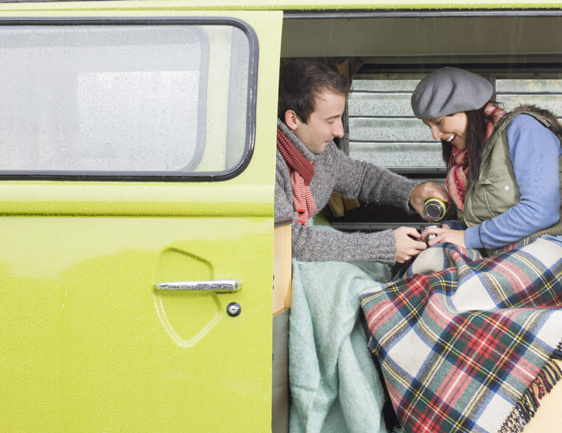 西方人,两个人,坐,笑,微笑,露齿笑,横图,室外,白天,正面,爱情,窗户,门,杯子,帽子,纺织品,欧洲,欧洲人,一辆,握,服装,装饰,瓷器,毛毯,毯子,咖啡杯,陶瓷制品,浪漫,拿,拿着,注视,休闲装,玻璃窗,车,纺织,衣服,灰色,车窗,围巾,垫子,门框,交通工具,低头,观察,看,休闲,温暖,温馨,休闲服,恩爱,握着,恋人,服饰,围脖,观看,保暖,华丽,点缀,和睦,察看,御寒,关注,载具,瓷杯,露营,野营,房车,宿营,无边帽,衬托,美观,雅致,雅观,一顶,垂头,露营车,男人,男性,年轻女性,女人,女性,中年男性,白种人,情侣,坐着,半身,彩图,伴侣,融洽