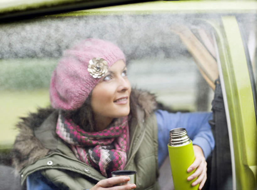 西方人,脸,头,脸颊,手,一个人,坐,笑,微笑,露齿笑,横图,室外,特写,白天,正面,草地,草坪,植物,窗户,杯子,帽子,金属制品,欧洲,欧洲人,仅一个年轻女性,仅一个女性,仅一个人,一辆,一条,握,服装,朦胧,模糊,装饰,金属,拿,拿着,扭头,注视,肩膀,玻璃窗,车,草,树,树木,一个,衣服,黄色,绿色,自然,车窗,围巾,交通工具,观察,看,转头,温暖,手部,握着,服饰,生长,单个,成长,围脖,观看,羽绒服,保暖,细雨,华丽,点缀,察看,御寒,关注,载具,保温杯,露营,野营,保温,房车,宿营,无边帽,衬托,美观,雅致,雅观,一顶,露营车,冬装,年轻女性,女人,女性,白种人,头部,脸部,脸蛋,面部,小雨,坐着,半身,彩图