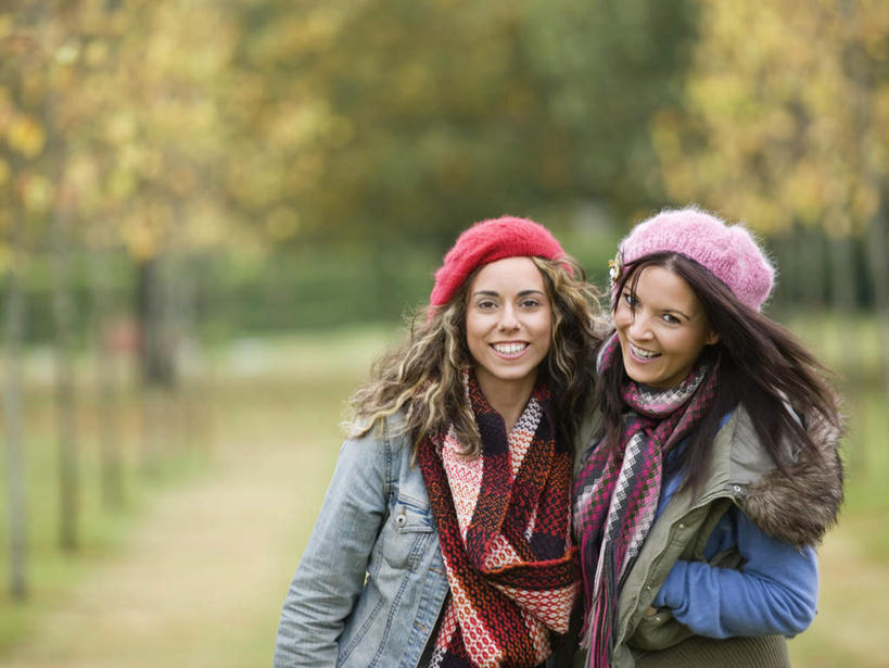 西方人,两个人,伙伴,朋友,走,笑,微笑,露齿笑,横图,室外,白天,正面,友谊,草地,草坪,秋季,植物,帽子,欧洲,欧洲人,两顶,两条,服装,裤子,朦胧,模糊,装饰,注视,牛仔裤,休闲装,草,树,树木,衣服,粉色,红色,绿色,自然,围巾,观察,看,靠,靠着,休闲,温暖,休闲服,服饰,生长,成长,围脖,观看,保暖,华丽,点缀,察看,御寒,关注,手插袋,单手插袋,单手抄兜,单手放兜,无边帽,衬托,美观,雅致,雅观,友情,年轻女性,女人,女性,白种人,秋,秋天,步行,插兜,散步,手插兜,手放口袋,走路,半身,彩图,手抄兜