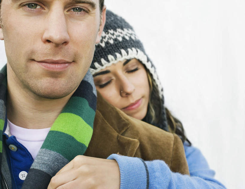 西方人,脸,头,脸颊,两个人,站,闭眼,抱,笑,微笑,横图,室内,特写,白天,白色背景,正面,帽子,欧洲,欧洲人,一条,服装,装饰,注视,休闲装,肩膀,衣服,围巾,观察,看,靠,靠着,站着,休闲,温暖,休闲服,搭,摄影,服饰,影棚,围脖,抱着,观看,保暖,华丽,点缀,察看,搂着,御寒,搭着,关注,衬托,美观,雅致,雅观,一顶,编织帽,男人,男性,年轻女性,女人,女性,中年男性,白种人,头部,脸部,脸蛋,面部,闭眼睛,闭着眼,闭着眼睛,搂,搂抱,站立,半身,彩图,影棚拍摄,拍摄