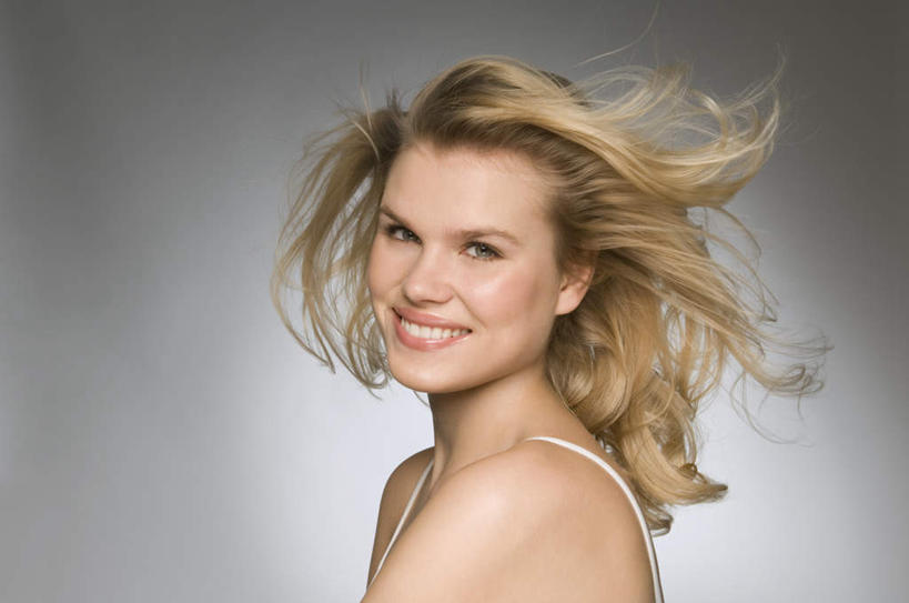 西方人,脸,头,脸颊,头发,一个人,站,笑,微笑,露齿笑,横图,室内,特写,白天,侧面,吊带,欧洲,欧洲人,仅一个年轻女性,仅一个女性,仅一个人,灰色背景,服装,扭头,注视,吊带衫,肩膀,衣服,白色,观察,看,站着,转头,金色,摄影,服饰,影棚,观看,察看,衣着,穿着,关注,衣饰,年轻女性,女人,女性,白种人,头部,长发,卷发,脸部,脸蛋,面部,站立,半身,彩图,影棚拍摄,拍摄