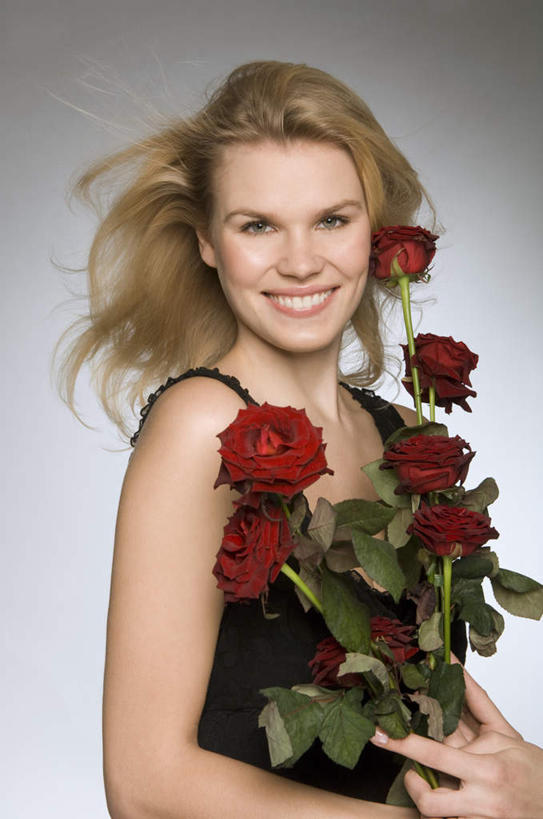 西方人,一个人,站,抱,笑,微笑,露齿笑,竖图,室内,白天,正面,爱情,幸福,纯洁,热情,玫瑰,叶子,吊带,欧洲,欧洲人,仅一个年轻女性,仅一个女性,仅一个人,灰色背景,服装,盛开,绿叶,玫瑰花,浪漫,花蕾,注视,吊带衫,花,花瓣,花朵,鲜花,衣服,红色,黑色,花苞,花蕊,观察,看,站着,温暖,温馨,嫩叶,恩爱,摄影,服饰,影棚,抱着,观看,和睦,察看,搂着,衣着,穿着,关注,感动,尊敬,衣饰,天真,刺玫花,徘徊花,年轻女性,女人,女性,白种人,叶,叶片,搂,搂抱,站立,半身,彩图,影棚拍摄,拍摄,融洽