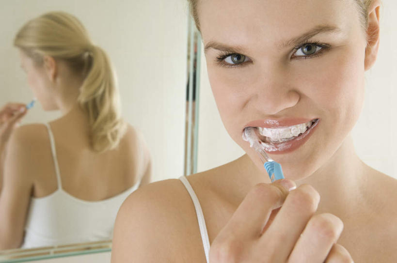 西方人,脸,头,脸颊,手,一个人,站,笑,微笑,露齿笑,横图,室内,特写,白天,正面,化妆,美容,镜子,卫生间,浴室,吊带,欧洲,欧洲人,仅一个年轻女性,仅一个女性,仅一个人,一面,握,服装,反射,牙刷,拿,拿着,注视,吊带衫,刷牙,肩膀,一个,衣服,白色,化妆镜,日用品,观察,看,清洁,站着,手部,握着,服饰,单个,洗漱用品,观看,单手,镜像,察看,卫生,衣着,镜面,穿着,关注,光学,衣饰,年轻女性,女人,女性,白种人,头部,脸部,脸蛋,面部,淋浴房,站立,半身,彩图,冲凉房,沐浴间,沐浴室