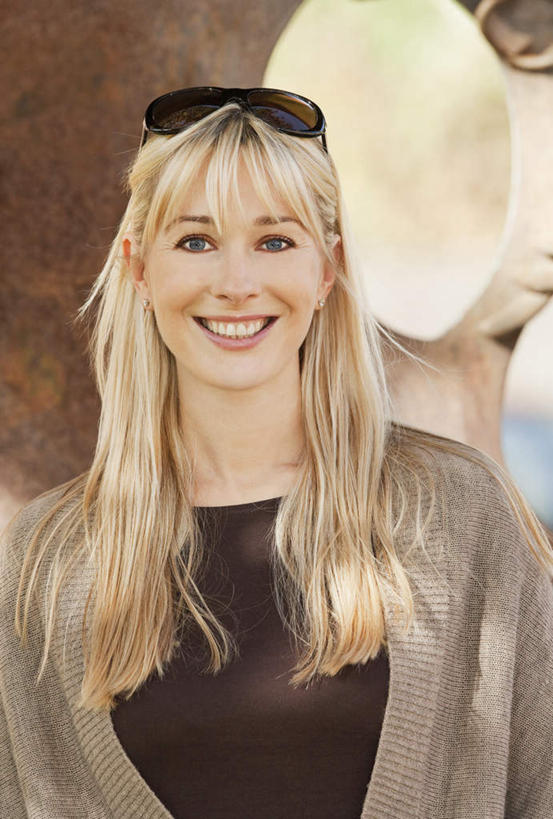 西方人,脸,头,脸颊,头发,一个人,站,笑,微笑,露齿笑,竖图,室外,白天,正面,欧洲,欧洲人,仅一个年轻女性,仅一个女性,仅一个人,一副,服装,朦胧,模糊,墨镜,眼镜,墙,树桩,注视,休闲装,肩膀,墙壁,墙面,树,树干,衣服,太阳镜,太阳眼镜,观察,看,靠,靠着,站着,休闲,休闲服,金色,木桩,遮阳镜,服饰,观看,察看,关注,年轻女性,女人,女性,白种人,头部,长发,直发,脸部,脸蛋,面部,站立,半身,彩图