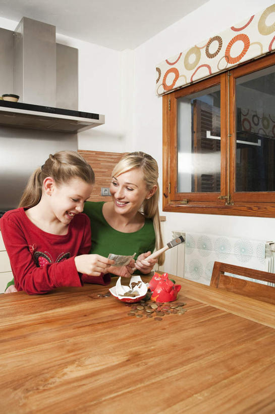 西方人,儿童,两个人,家庭,母亲,女儿,坐,笑,微笑,露齿笑,竖图,室内,白天,正面,纯洁,钱,餐桌,厨房,窗户,柜子,桌子,椅子,欧洲,欧洲人,敲打,握,服装,锤子,工具,榔头,钱币,木椅,墙,储物柜,拿,拿着,注视,休闲装,破坏,破损,玻璃窗,墙壁,墙面,小孩,衣服,容器,观察,看,休闲,温暖,温馨,母女,一家人,休闲服,储蓄罐,器皿,可爱,母爱,童年,童趣,储蓄,存钱,握着,金融,理财,服饰,经济,餐台,观看,损坏,五金,和睦,察看,变形,紧固,资金,存钱罐,储存,关注,矫正,存款,塑形,流通,贸易,童真,烂漫,无邪,贮钱罐,储钱罐,扑满,牢固,羊角锤,储备,蕴藏,贮备,天真,货币,现金,硬币,年轻女性,女孩,女人,女性,白种人,孩子,年轻人,坐着,半身,彩图,灶间,融洽,贮存,女生