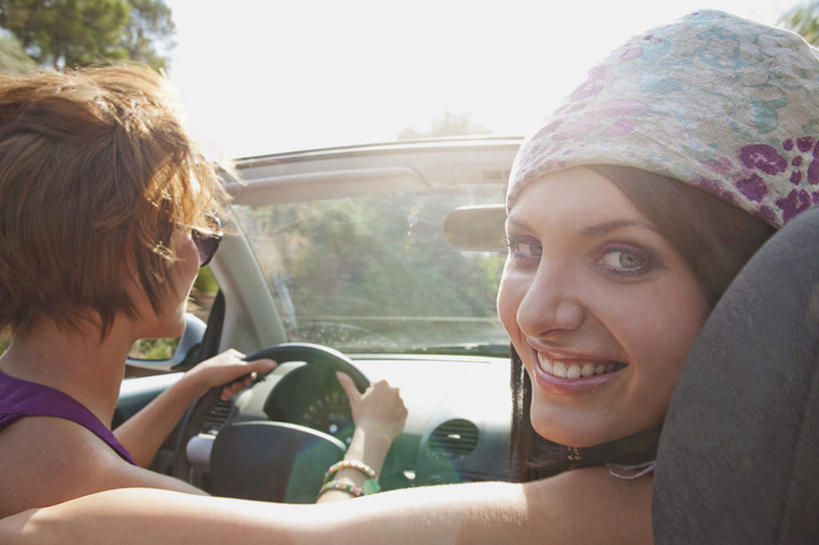 西方人,两个人,伙伴,朋友,坐,笑,微笑,露齿笑,横图,室外,白天,友谊,机器,仪器,汽车,欧洲,欧洲人,一辆,握,阴影,服装,光线,头巾,影子,跑车,扭头,注视,休闲装,设备,车,背面,衣服,阳光,方向盘,交通工具,观察,驾驶,看,行驶,转头,休闲,休闲服,握着,服饰,观看,控制,察看,关注,载具,敞篷跑车,友情,年轻女性,女人,女性,白种人,坐着,半身,彩图