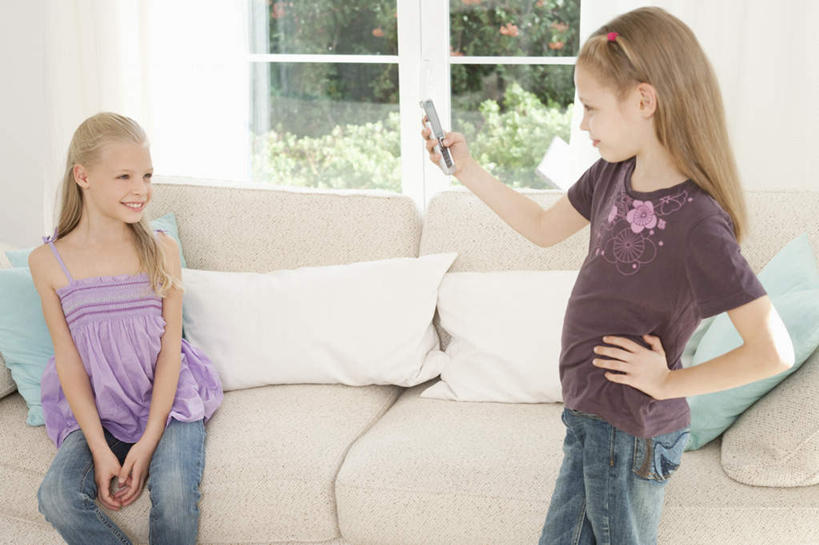 西方人,两个人,家庭,客厅,站,坐,笑,打电话,微笑,露齿笑,横图,室内,白天,正面,纯洁,窗户,靠垫,沙发,电话,手机,欧洲,欧洲人,握,服装,靠枕,拿,拿着,注视,休闲装,通讯设备,手叉腰,玻璃窗,衣服,垫子,枕头,叉腰,观察,看,站着,休闲,温暖,温馨,一家人,休闲服,可爱,童年,童趣,握着,服饰,观看,和睦,察看,起居室,关注,布艺沙发,童真,烂漫,无邪,客堂,交流,天真,白种人,沟通,通话,站立,坐着,半身,彩图,融洽