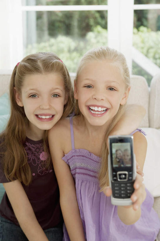 西方人,儿童,两个人,家庭,客厅,坐,笑,打电话,微笑,露齿笑,竖图,室内,白天,正面,纯洁,窗户,靠垫,沙发,电话,手机,欧洲,欧洲人,握,服装,靠枕,拿,拿着,注视,休闲装,通讯设备,玻璃窗,小孩,衣服,垫子,枕头,观察,看,休闲,温暖,温馨,一家人,休闲服,可爱,童年,童趣,握着,服饰,观看,和睦,察看,起居室,关注,布艺沙发,童真,烂漫,无邪,客堂,交流,天真,女孩,女人,女性,白种人,沟通,通话,坐着,半身,彩图,融洽,女生