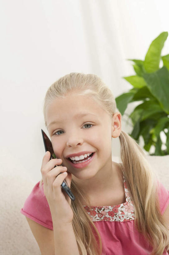 西方人,儿童,一个人,客厅,坐,笑,打电话,微笑,露齿笑,竖图,室内,白天,正面,纯洁,植物,靠垫,沙发,电话,手机,欧洲,欧洲人,仅一个女性,仅一个人,握,服装,盆栽,靠枕,盆景,拿,拿着,注视,休闲装,通讯设备,小孩,衣服,绿色,自然,垫子,枕头,观察,看,仅一个小孩,休闲,休闲服,可爱,童年,童趣,握着,服饰,生长,成长,观看,察看,起居室,关注,布艺沙发,童真,烂漫,无邪,客堂,交流,天真,女孩,女人,女性,白种人,孩子,沟通,通话,坐着,半身,彩图,女生