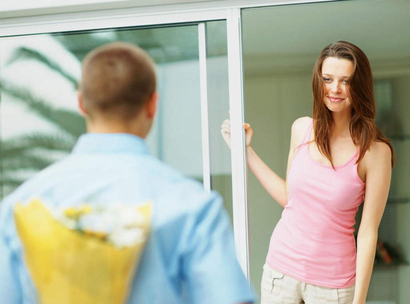 西方人,背部,两个人,站,笑,微笑,横图,室外,白天,正面,爱情,窗户,落地窗,欧洲,欧洲人,握,服装,朦胧,模糊,盛开,浪漫,拿,花蕾,拿着,注视,休闲装,玻璃窗,花,花瓣,花朵,鲜花,衣服,花苞,花蕊,扶,观察,看,站着,休闲,温暖,温馨,休闲服,恩爱,握着,恋人,服饰,观看,和睦,察看,扶着,关注,男人,男性,年轻男性,年轻女性,女人,女性,白种人,情侣,站立,半身,彩图,伴侣,融洽