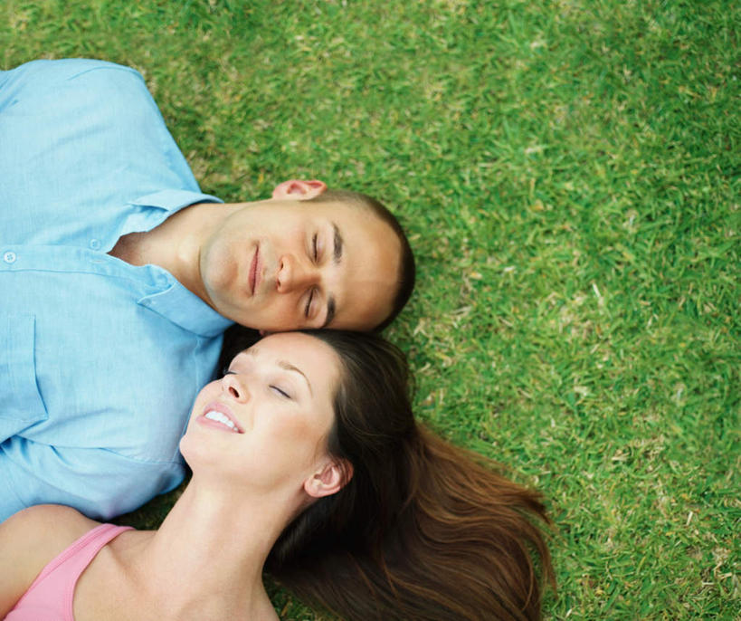 西方人,两个人,躺,闭眼,笑,微笑,露齿笑,横图,俯视,室外,白天,爱情,草地,草坪,植物,欧洲,欧洲人,服装,浪漫,休闲装,草,衣服,绿色,休闲,温暖,温馨,休闲服,恩爱,恋人,服饰,和睦,卧着,男人,男性,年轻男性,年轻女性,女人,女性,白种人,情侣,闭眼睛,闭着眼,闭着眼睛,躺着,卧,半身,彩图,高角度拍摄,伴侣,融洽