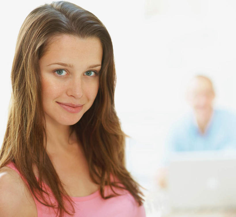 西方人,两个人,坐,笑,微笑,横图,室外,白天,正面,爱情,电脑,笔记本电脑,欧洲,欧洲人,服装,朦胧,模糊,网络,浪漫,注视,休闲装,通讯设备,衣服,观察,看,休闲,温暖,温馨,休闲服,恩爱,恋人,服饰,观看,和睦,察看,无线,关注,通信设备,无线网络,无线上网,便携式电脑,手提电脑,男人,男性,年轻男性,年轻女性,女人,女性,白种人,情侣,坐着,半身,彩图,伴侣,融洽