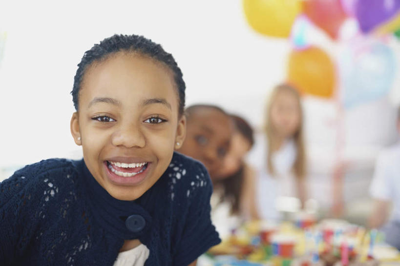 点心,西方人,儿童,四个人,伙伴,朋友,客厅,坐,笑,微笑,露齿笑,横图,彩色,室内,白天,正面,友谊,纯洁,餐桌,沙发,桌子,餐具,蜡烛,欧洲,非洲,黑人,欧洲人,许多,阴影,服装,朦胧,模糊,装饰,光线,碟子,火焰,盘,影子,烛光,塑料,食品,很多,燃烧,注视,休闲装,文化,食物,糕点,小孩,衣服,盘子,气球,塑料制品,碟,生日蛋糕,点燃,观察,看,祈祷,休闲,休闲服,橡胶,可爱,童年,童趣,许愿,服饰,餐台,观看,纪念,华丽,修饰,祈求,点缀,察看,起居室,关注,布艺沙发,童真,橡胶制品,烂漫,无邪,衬托,美观,雅致,雅观,客堂,平安,天真,友情,男孩,男人,男性,女孩,女人,女性,白种人,非洲人,坐着,半身,彩图,蛋糕,男生,女生